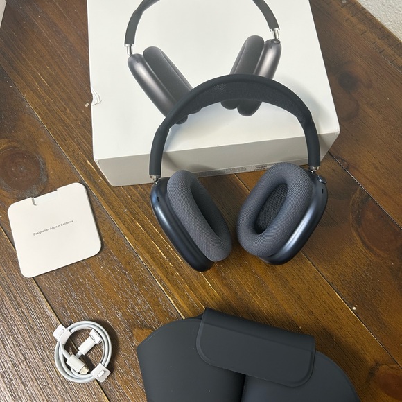 Airpod Apple Maxes (USB-C) - Picture 1 of 3